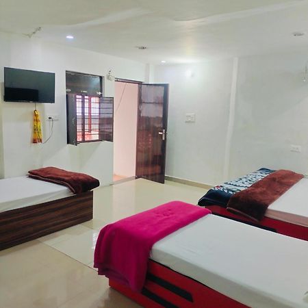 Amit Guest Innn Vrindāvan Buitenkant foto