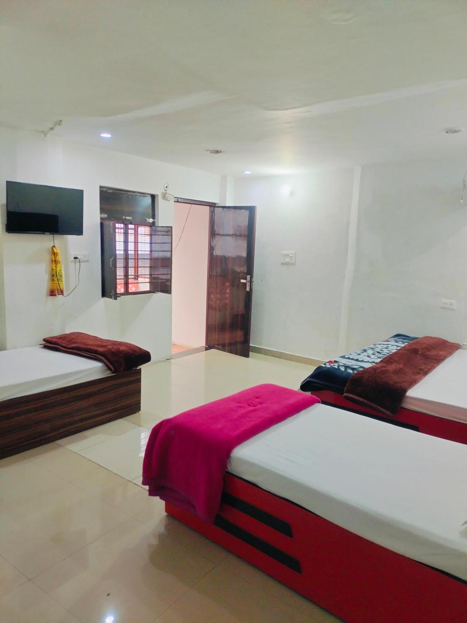 Amit Guest Innn Vrindāvan Buitenkant foto